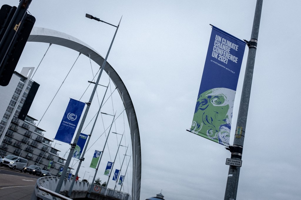 Bandeiras em Glasgow anunciam a Conferência do Clima da ONU: Reino Unido espera 120 chefes de estado para a COP26 (Foto: Julien Marsault / Hans Lucas / AFP - 16/10/2022)