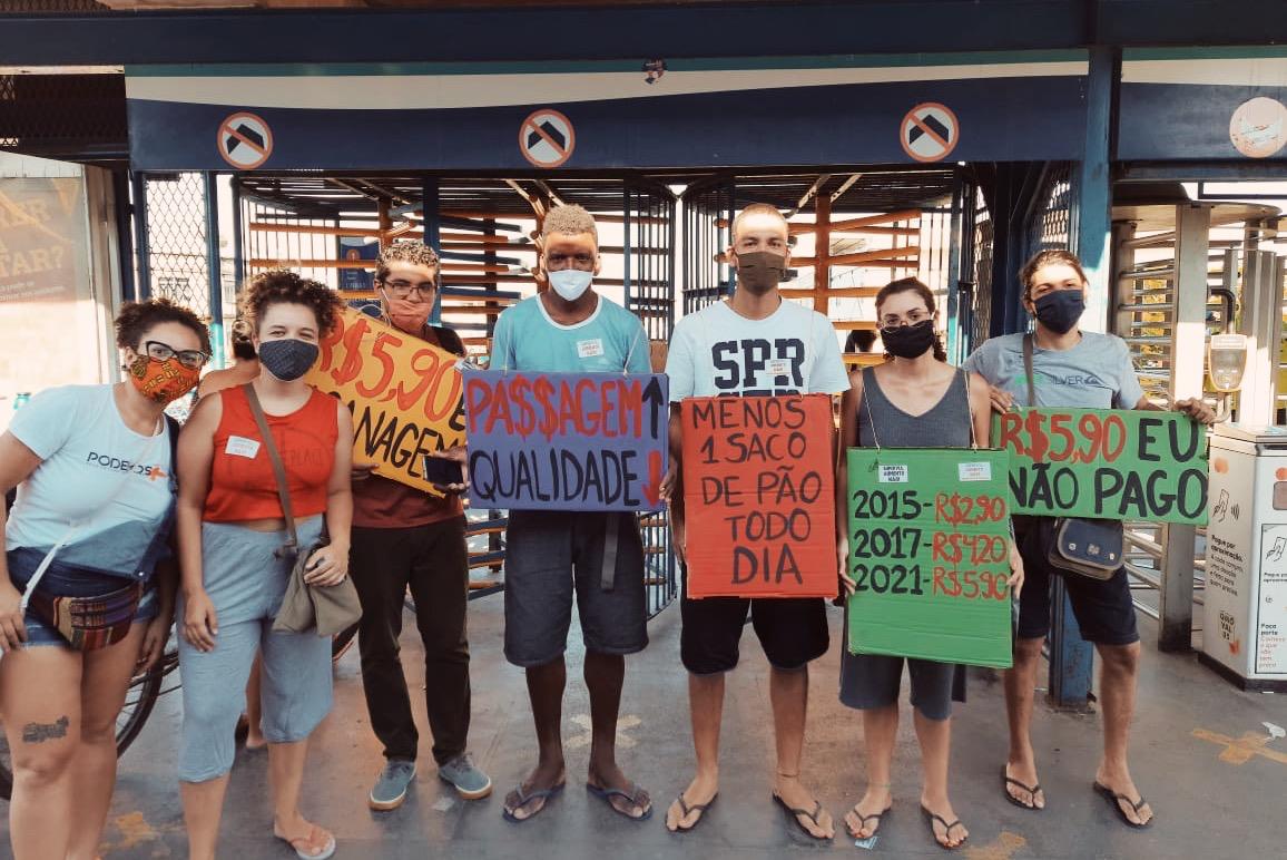 ntegrantes do Movimento Contra o Aumento da Passagem em Queimados, município da Baixada Fluminense, panfletando sobre o reajuste na estação: reajuste de 25% na tarifa gera protestos (Foto: Henrique Silveira/Casa Fluminense)