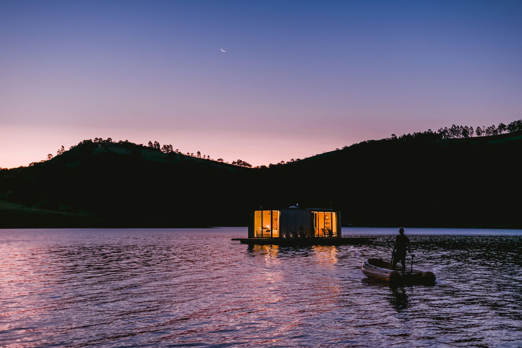 Casa flutuante, atração sustentável: capaz de captar água, tratar o esgoto, gerar energia (através de energia solar) e transformar lixo orgânico em gás (Foto: Divulgação)