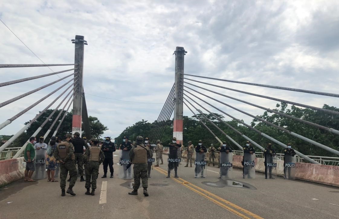 Barreira da polícia peruana na fronteira com o Brasil: nova variante do coronavírus na Amazônia faz país vizinho conter entrada de imigrantes (Foto: Secretaria de Assistência Social de Assis Brasil/Amazônia Real)