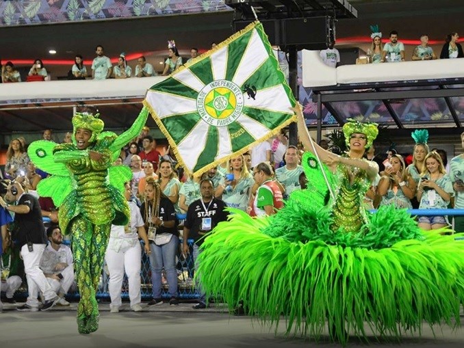 Casal de mestre-sala e porta bandeira da Mocidade Independente no desfile do Carnaval 2020: castorzinho no estandarte da escola, quase 25 anos depois da morte do banqueiro do bicho (Foto: Divulgação/Mocidade)