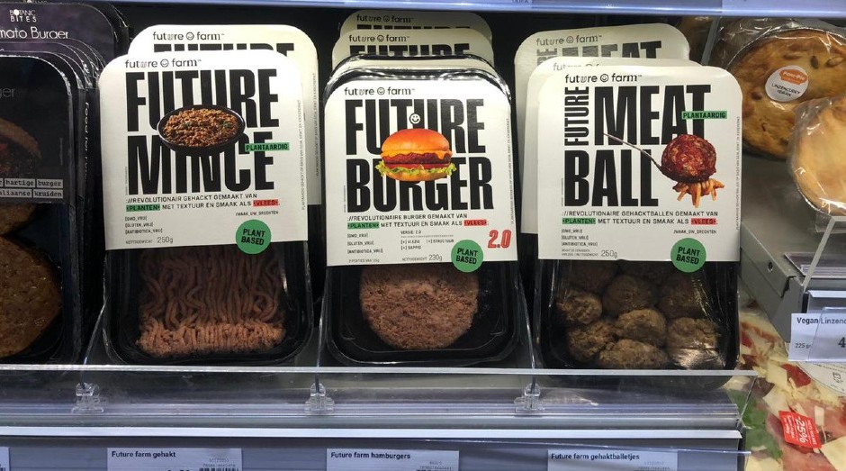 Produtos plant based da brasileira Fazenda Futuro em supermercado na Holanda: empresa com crescimento acelerado e exportação para EUA e Europa (Foto: Divulgaçã/Fazenda Futuro)