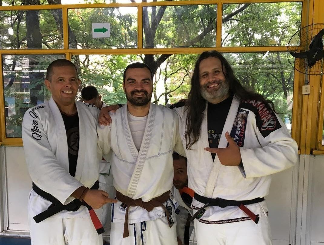 Fernando (ao centro) com amigos do jiu-jitsu: prática de esporte não evitou internação na UTI (Foto: Arquivo Pessoal)