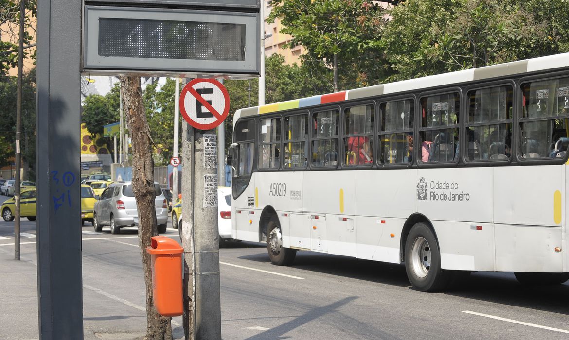 Rio, 41 graus: redução de árvores, o aumento do congestionamento e a explosão do concreto contribuíram para o aumento da temperatura média (Foto: Tomaz Silva/Agência Brasil)