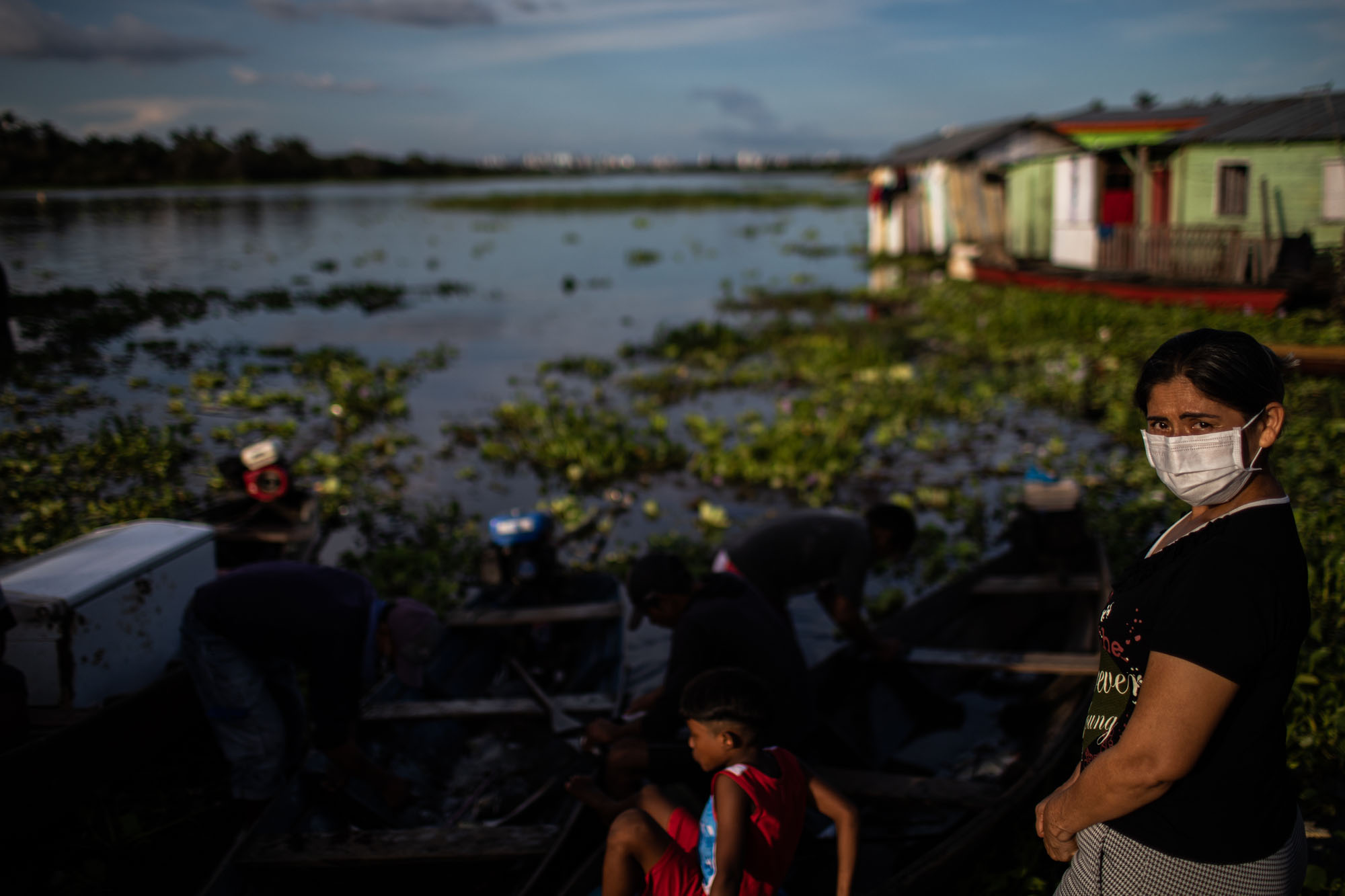 Mulher e criança às margens do Rio Negro: além de fortemente afetado pela pandemia da Covid-19, o Amazonas convive com a possibilidade de cheia recorde de seus rios. (Foto: Raphael Alves/Amazônia Real)