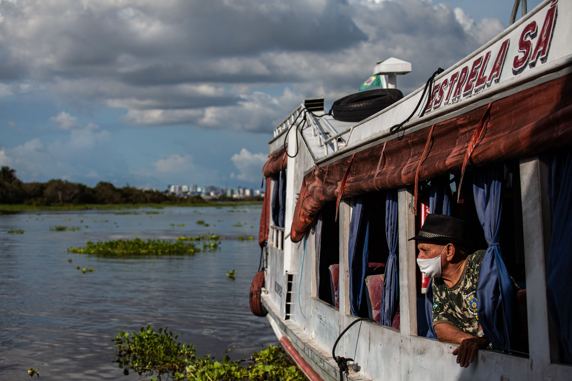 Vicente Custódio Sá., de 72 anos, em seu barco no Rio Negro: temor de cheia recorde e tragédia (Foto: Raphael Alves/Amazônia Real)