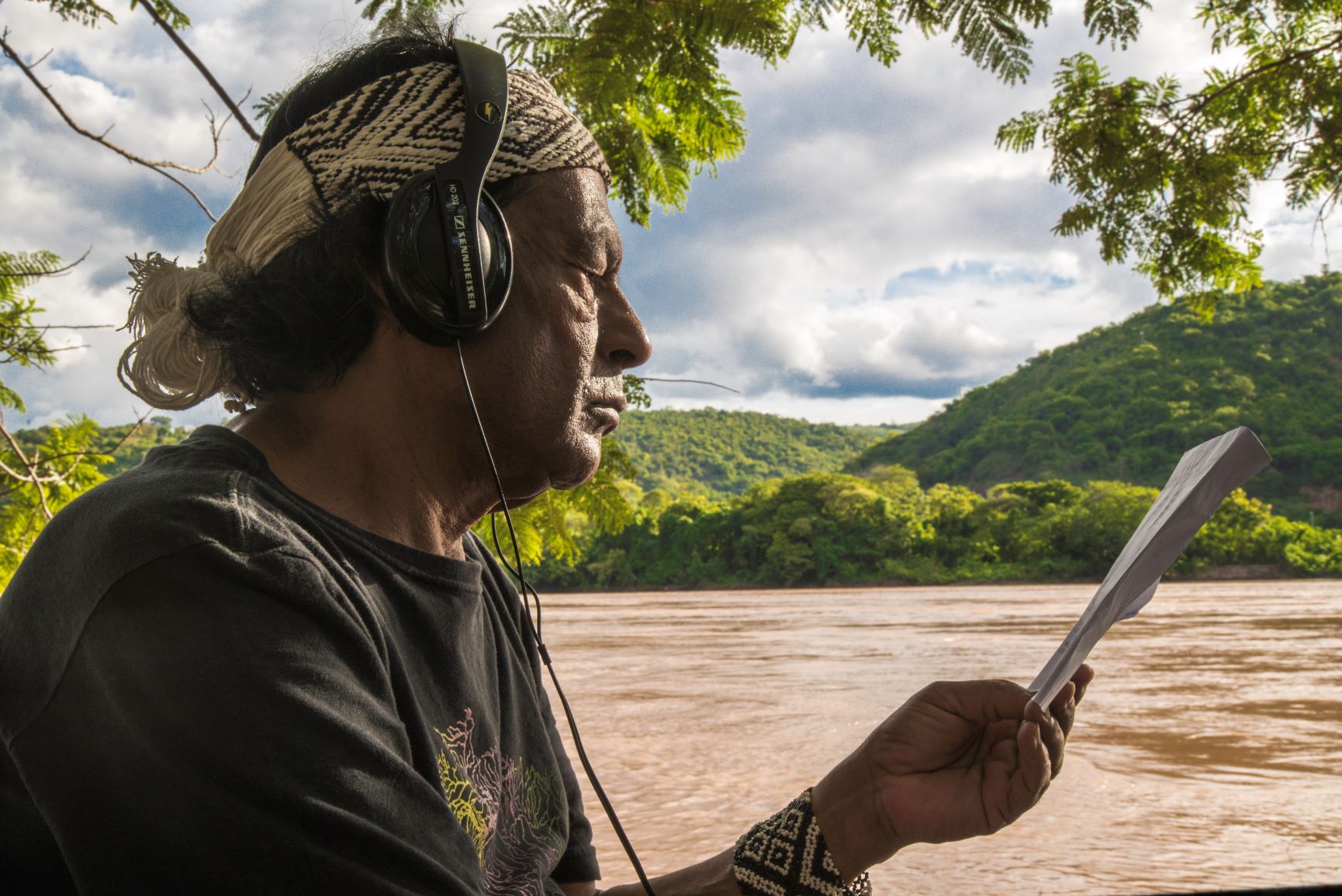 O filósofo e escritor Aílton Krenak na gravação do programa: Os 21 indígenas do Falas da Terra são um retrato dos indígenas feito hoje (Foto: Alinne Tuffengdjian/TV Globo)