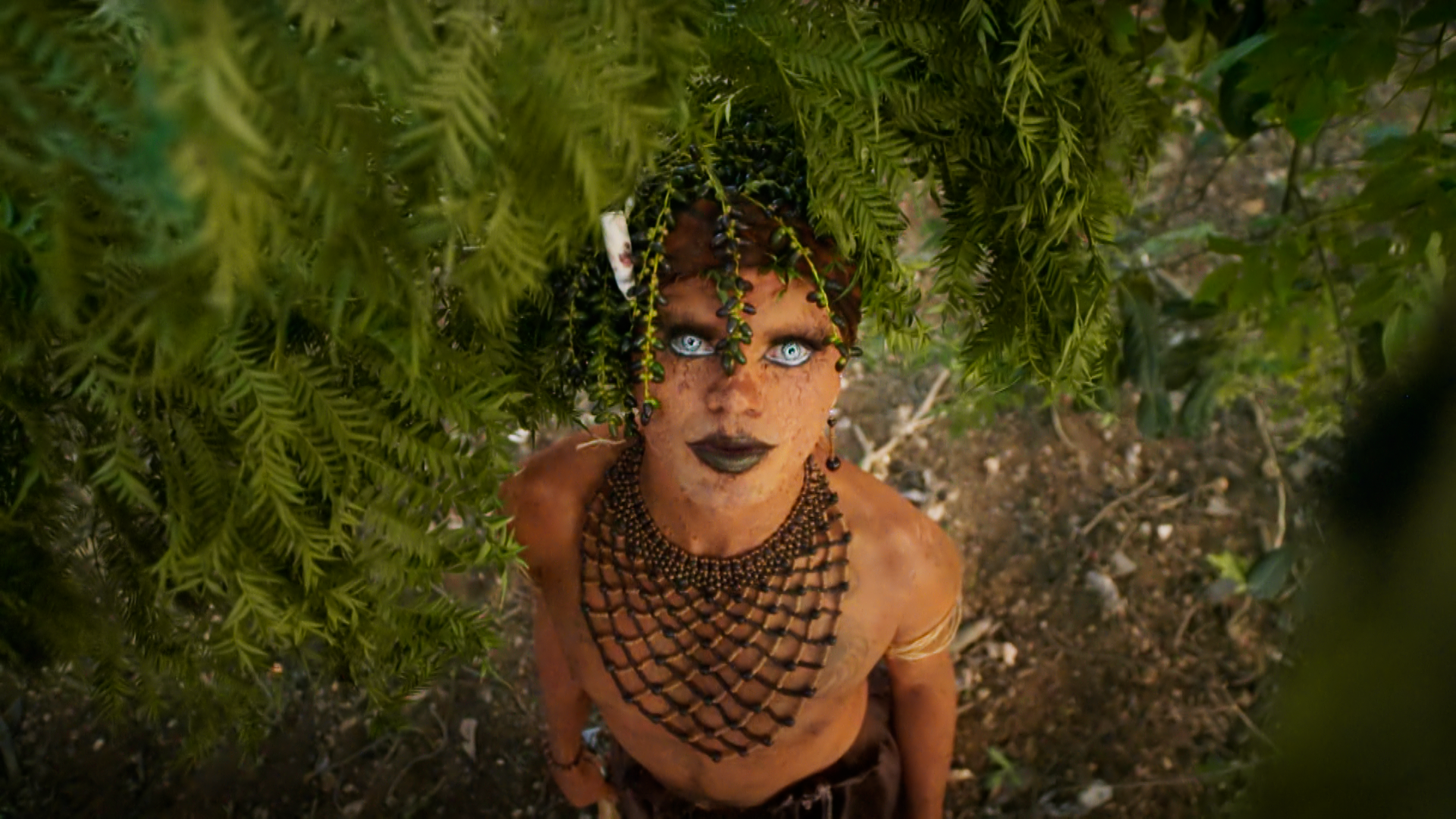 Bióloga, mestre em Ecologia, artista visual, drag queen ambientalista: Emerson Uýra aparece montada no Falas da Terra para reforçar diversidade (Foto: TV Globo)