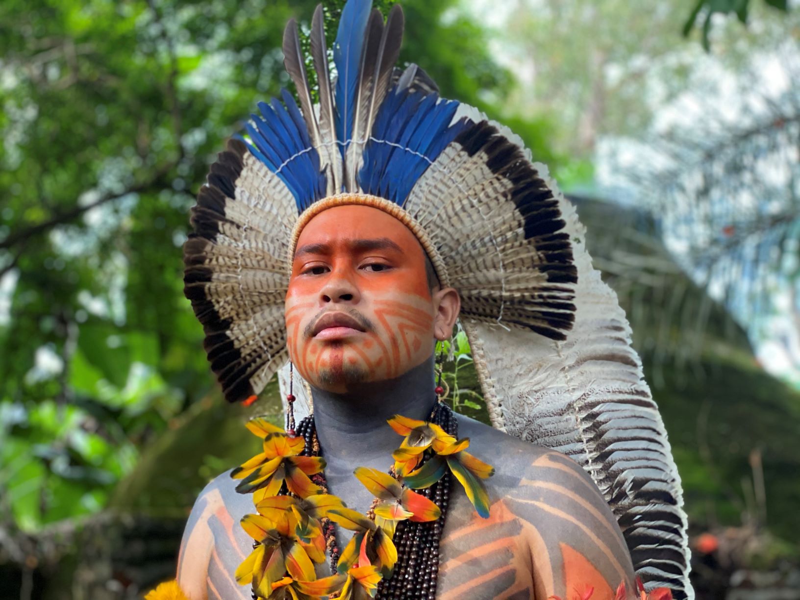 O universitário Fêtxawewe Tapuya Guajajara, aluno da UnB e líder do da comunidade indígena Santuário dos Pajés, em Brasília: ativismo LGBT+ (Foto: Igor Tripolli)