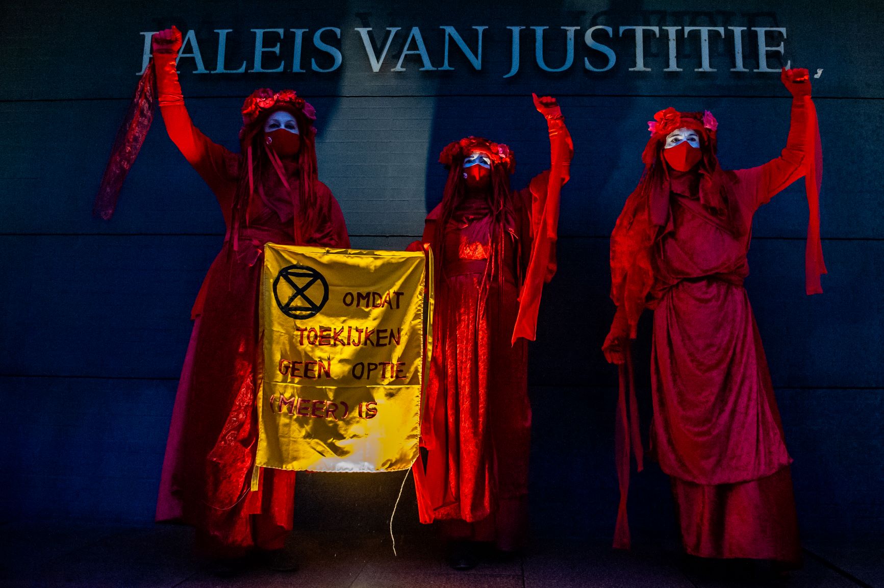 Manifestação em frente ao Palácio de Justiça de Haia no começo do julgamento do litígio climático contra Shell: empresa condenada a reduzir emissões em 40% (Foto: Romy Arroyo Fernandez / NurPhoto / AFP - 20/12/2021)