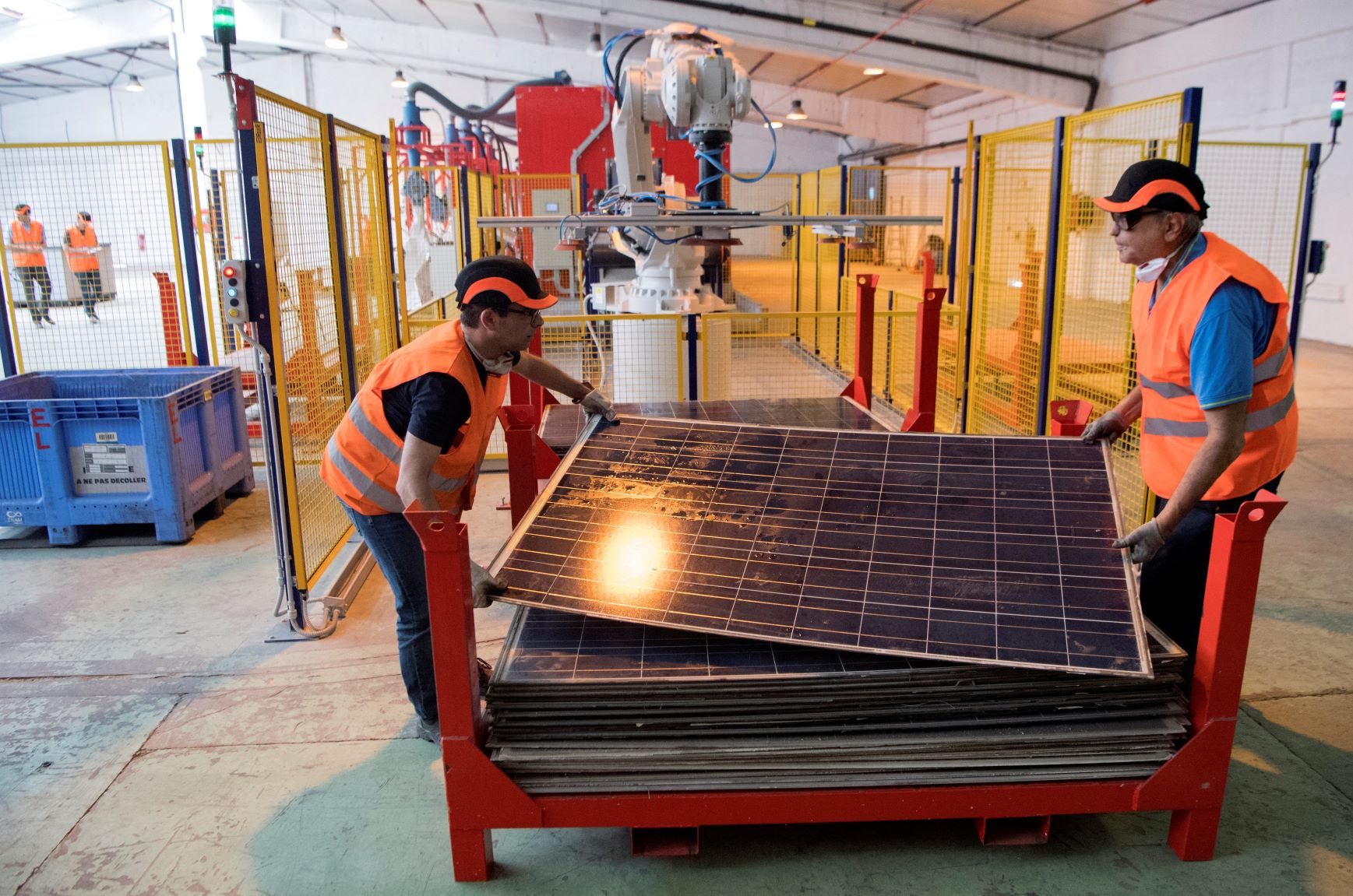 Usina de reciclagem especializada em painéis solares na França: legislação na Europa exige plano de descarte e reciclagem de material (Foto: Bertrand Langlois/AFP - 25/06/2018)