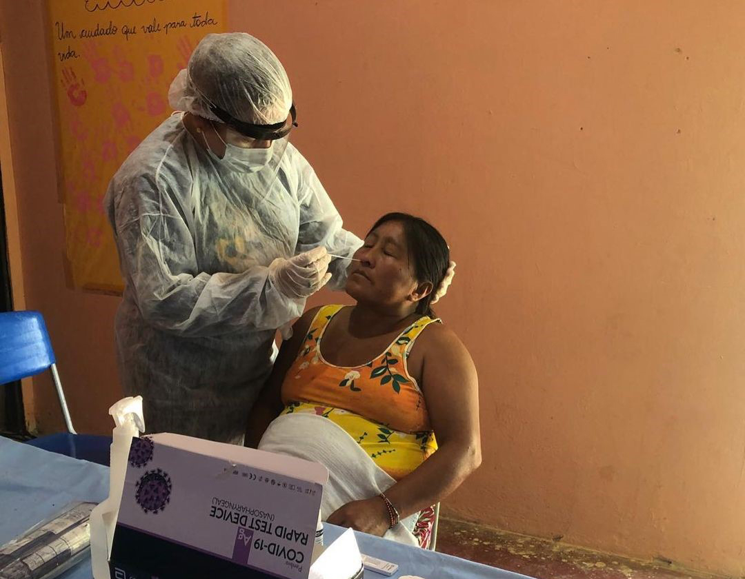 Indígena Munduruku é testada para covid-19 no Dsei Rio Tapajós: testagem insuficiente em indígenas mas vacinação avança (Foto: Dsei Rio Tapajós)