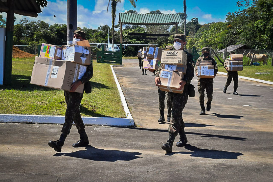 Militares desembarcam medicamentos em Roraima para ação contra a covid-19 em aldeias indígenas: cloroquina foi devolvida por Yanomamis (Foto: Agência Saúde / 2020)