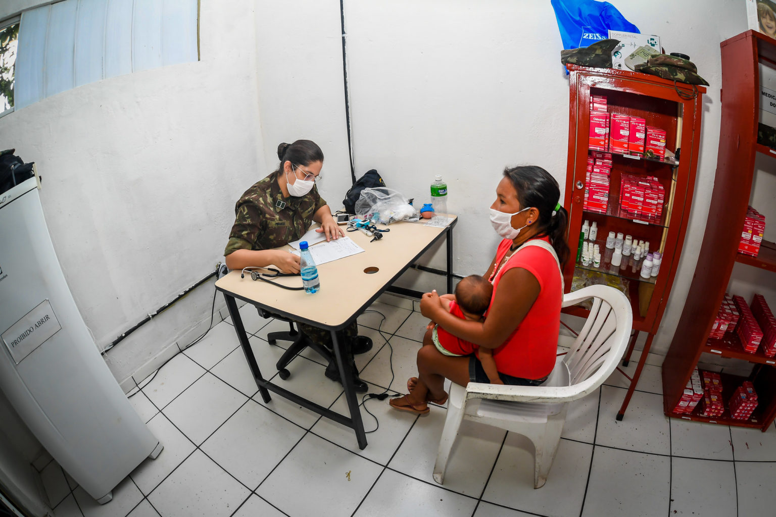 Médica das Forças Armadas realiza atendimento a mulher Yanomami na comunidade de Maturacá, no Amazonas: saúde em risco ( Foto: Alexandre Manfrim/Ministério da Defesa - 08/06/2020)