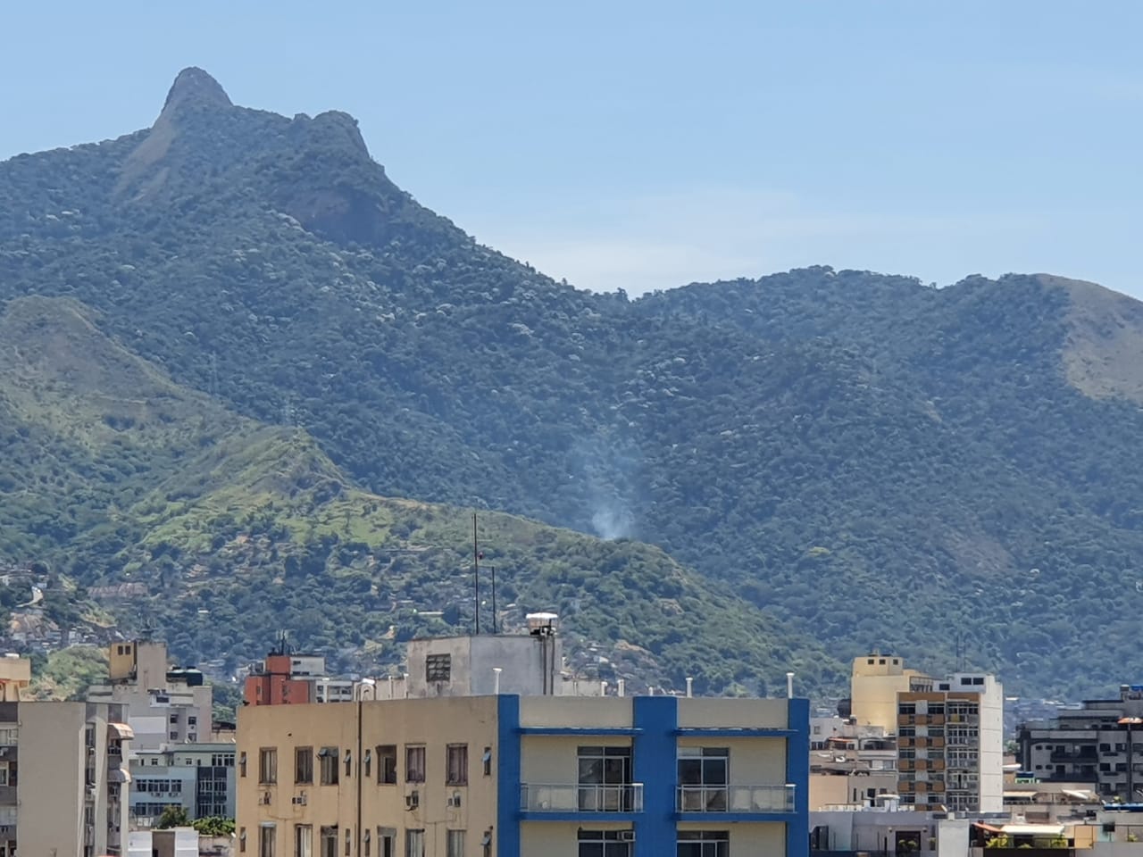 Fogo na face norte do Maciço da Pedra Branca: ação de traficantes e milicianos dificulta conservação de parques (Foto: Movimento Trilha Carioca)
