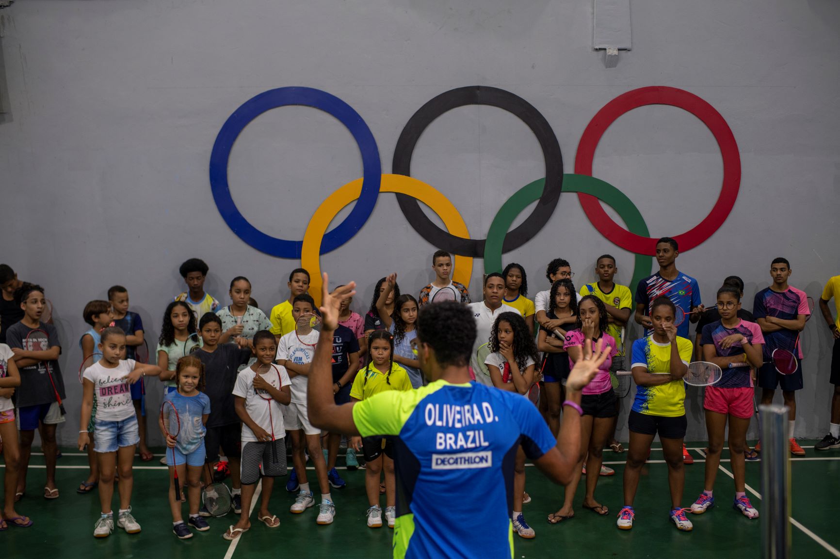 Donnians Oliveira, irmão de Yago e também atleta de badminton, orienta promessas do esporte na Miratus: projeto nascido para evitar aliciamento de jovens para o crime (Foto: Lucas Landau)