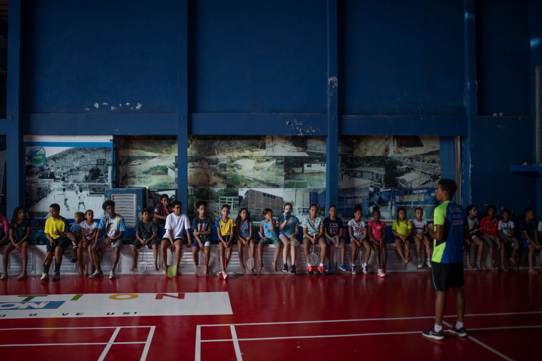 Alunos da ONG Miratus ouvem as orientações de Donnians: badminton e suas raquetes e petecas como passaporte para a cidadania (Foto: Lucas Landau)