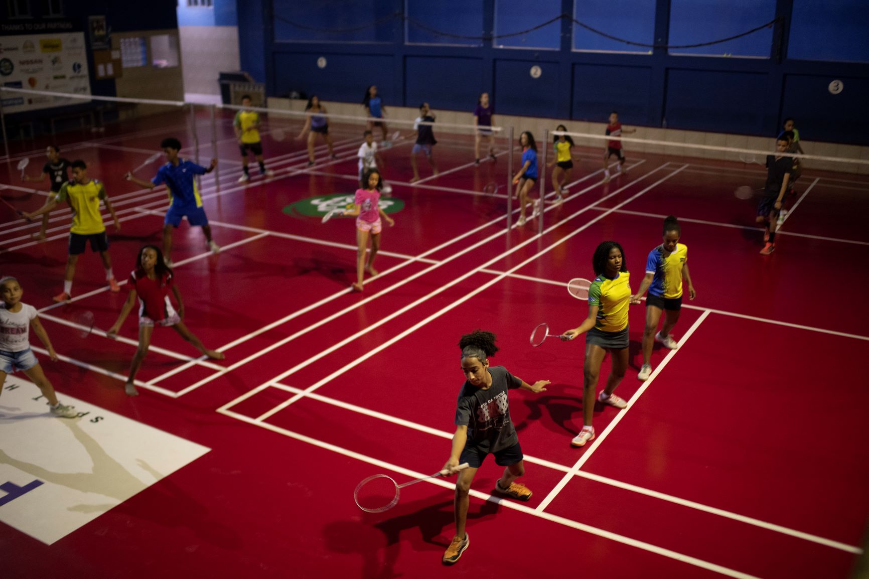 Treino coletivo nas quadras de Miratus: atletas do projeto com sucesso em competições internacionais são inspiração para os mais novos (Foto: Lucas Landau)