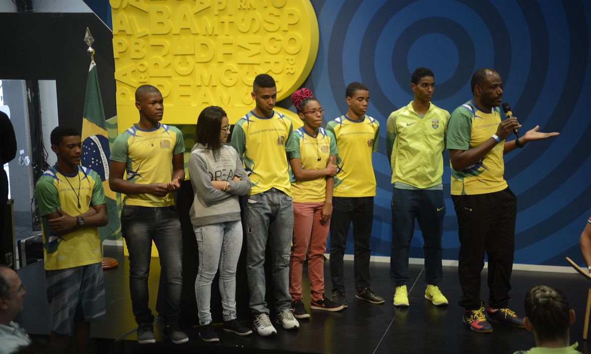 Sebastião Dias de Oliveira e seus alinos da Miratus em bate-papo sobre o programa Bolsa Atleta (Foto: Tomaz Silva/Agência Brasil)
