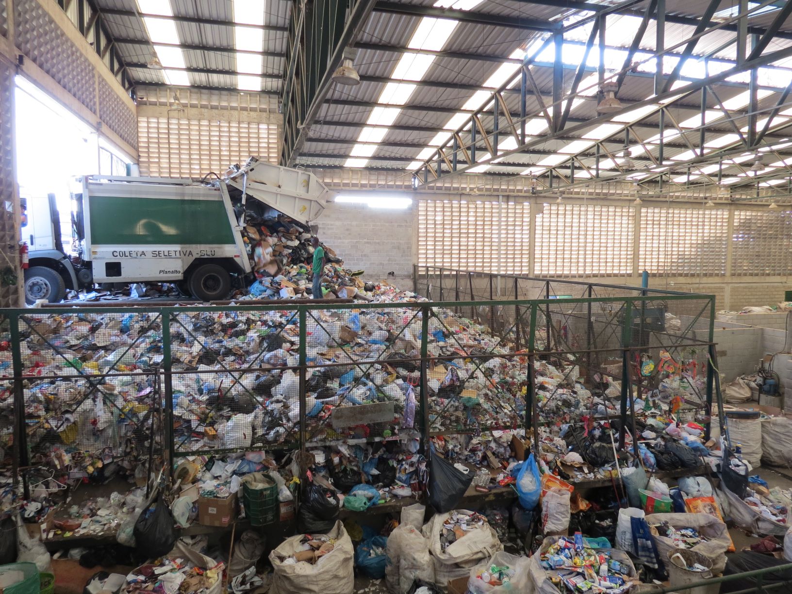 Galpão para separação de resíduos da Coopesol Leste, cooperativa de coleta de Belo Horizonte: programa Lixão Zero ignora cadeia da reciclagem (Foto: Juliana Gonçalves)