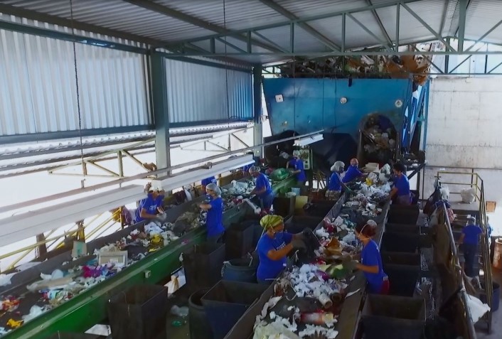 Catadores da Coopert separam resíduos no Centro Municipal de Triagem de Resíduos, de Itaúna (MG): reciclagem pode ser rentável (Foto: Divulgação/Prefeitura de Itaúna - 17/04/2018)