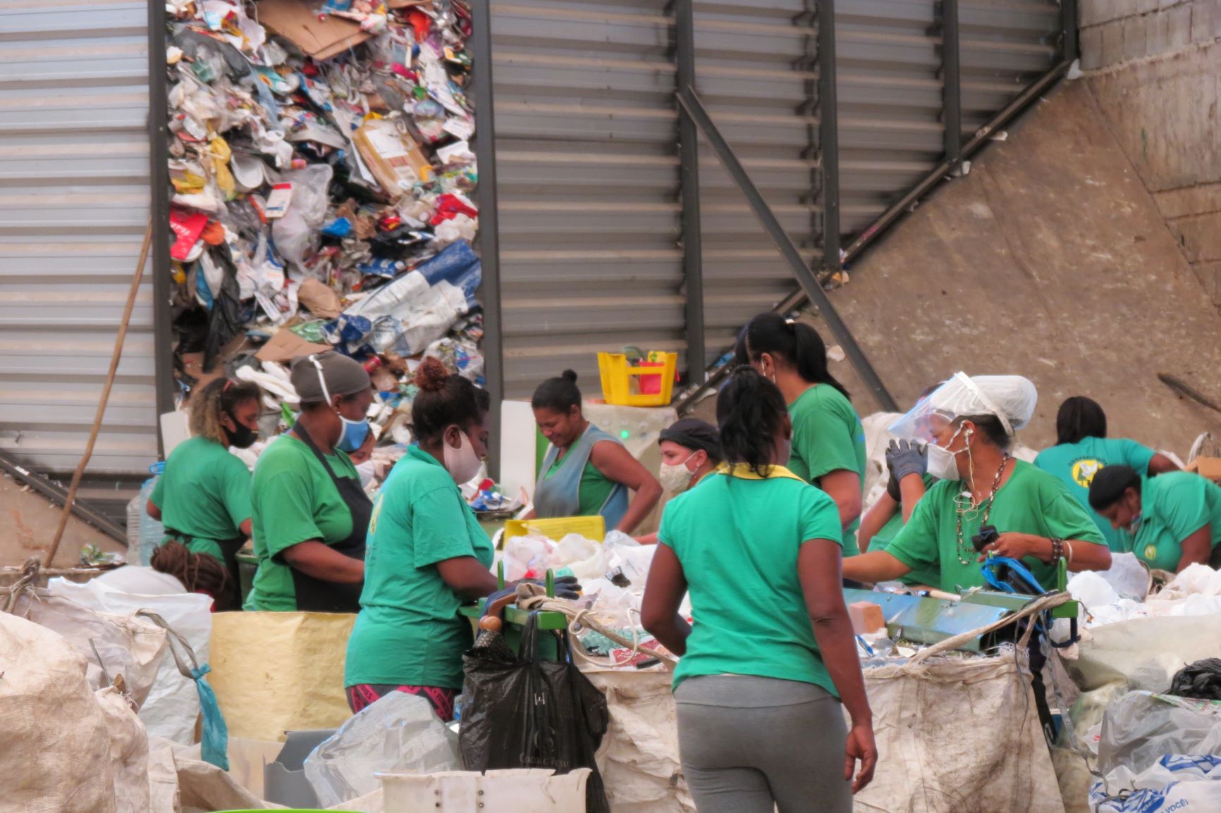 Separação de material para reciclagem em cooperativa de catadores de Belo Horizonte: críticas ao descaso com catadores e outros envolvidos na reciclagem (Foto: Juliana Gonçalves)