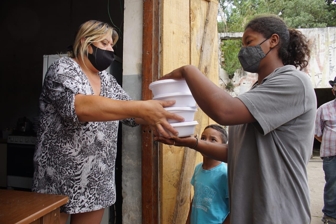 Entrega de marmitas para famílias em Curitiba: fome e pobreza extrema são marcas do retrocesso do Brasil no caminho dos Objetivos do Desenvolvimento Sustentável (Foto: Giorgia Prates/Fotos Públicas - 08/03/2021)