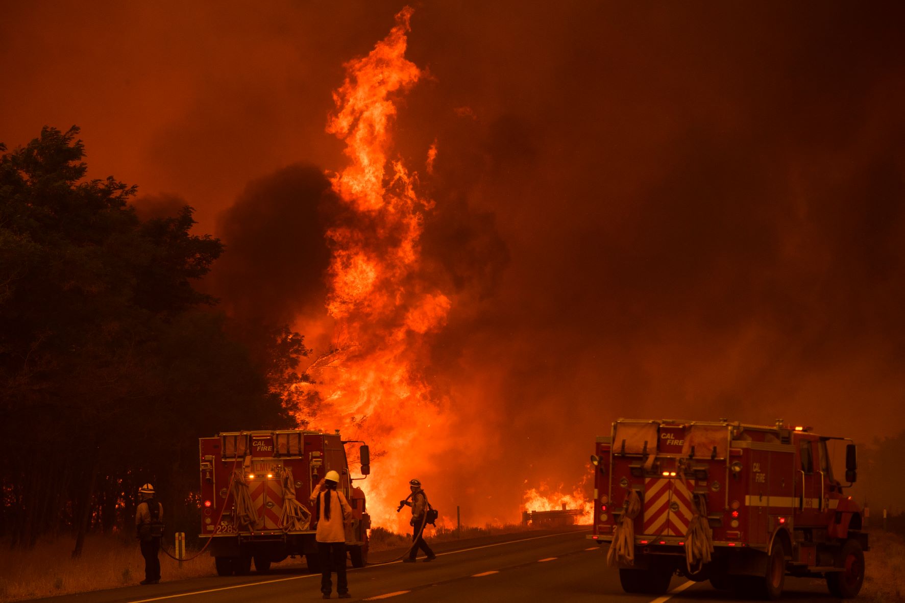 Bombeiros combatem incêndio florestal à beira de estrada na Califórnia: IPCC da ONU prevê multiplicação de eventos extremos com crise climática (Foto: Patrick T. Fallon / AFP - 17/08/2021)