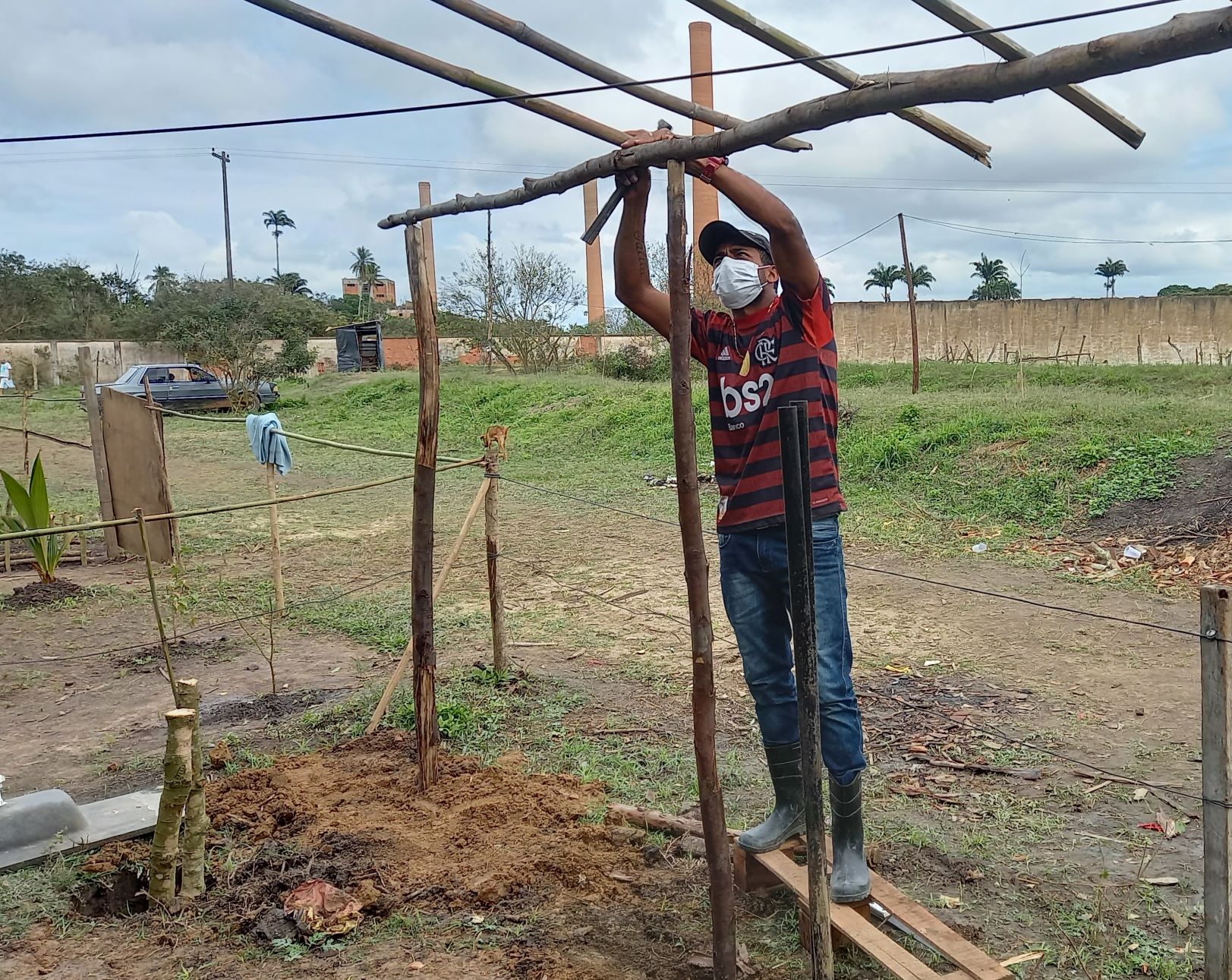 Renato Sebastião no Acampamento Cícero Guedes: produção de alimentos sem agrotóxicos (Foto: Vivi Fernandes de Lima)