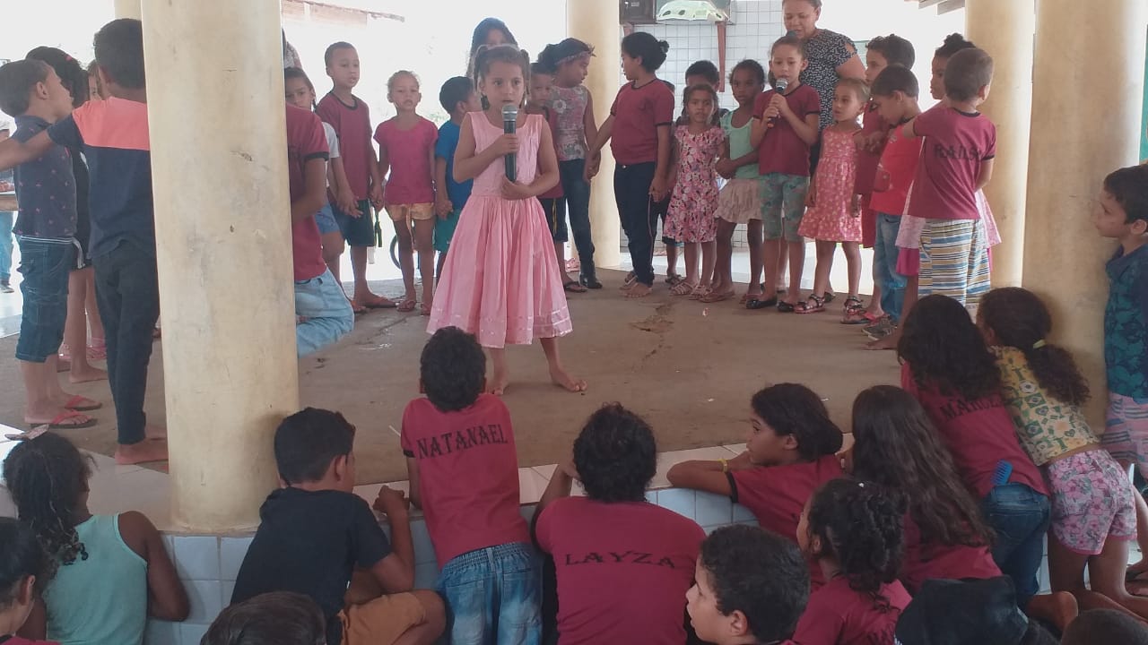 Crianças em atividade cultura na Escola Carlos Marighela que foi criada pelo MST mas virou unidade municipal de Marabá em área do assentamento: ensino em tempo integral (Foto: MST)