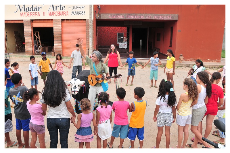 Projeto Ser Criança, do CPCD, em Araçuaí (MG) com meninos e meninas, em horários complementares à escola formal e em espaços comunitários: inspiração em Paulo Freire (Foto: CPCD)