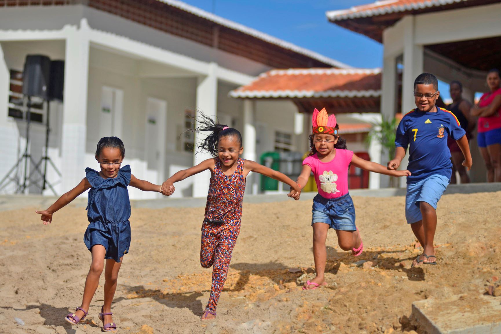 Crianças brincam em escola indígena Tapuya: valorização da cultura indígena (Foto: Davi Pinheiro/Governo do Ceará)