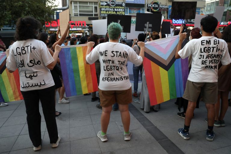 Protesto em Ancara, na Turquia, em apoio aos LBGTs do Afeganistão: comunidade ameaça de morte e mulheres duplamente em risco (Foto: Adem Altan / AFP - 25/08/2021)