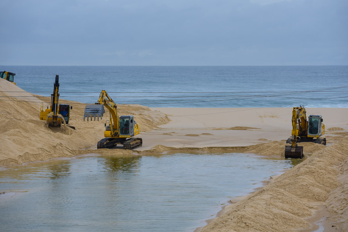 Máquinas da prefeitura em ação para reabrir canal fechado pelas ondas: ressacas cada vez mais frequentes em Maricá em cenário de crise climática (Foto: Marcos Fabrício / Prefeitura de Maricá - 02/07/2019)
