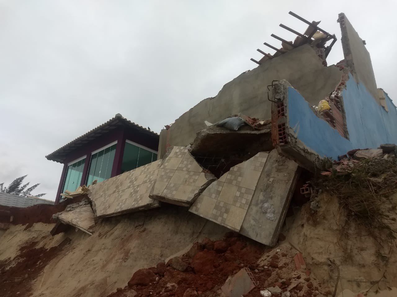 Residência destruída pelas ondas na praia do Cordeirinho: para ambientalista, terminal portuário poderia não suportar ressacas cada vez mais frequentes na região (Foto: Prefeitura de Maricá / 14/08/2019)