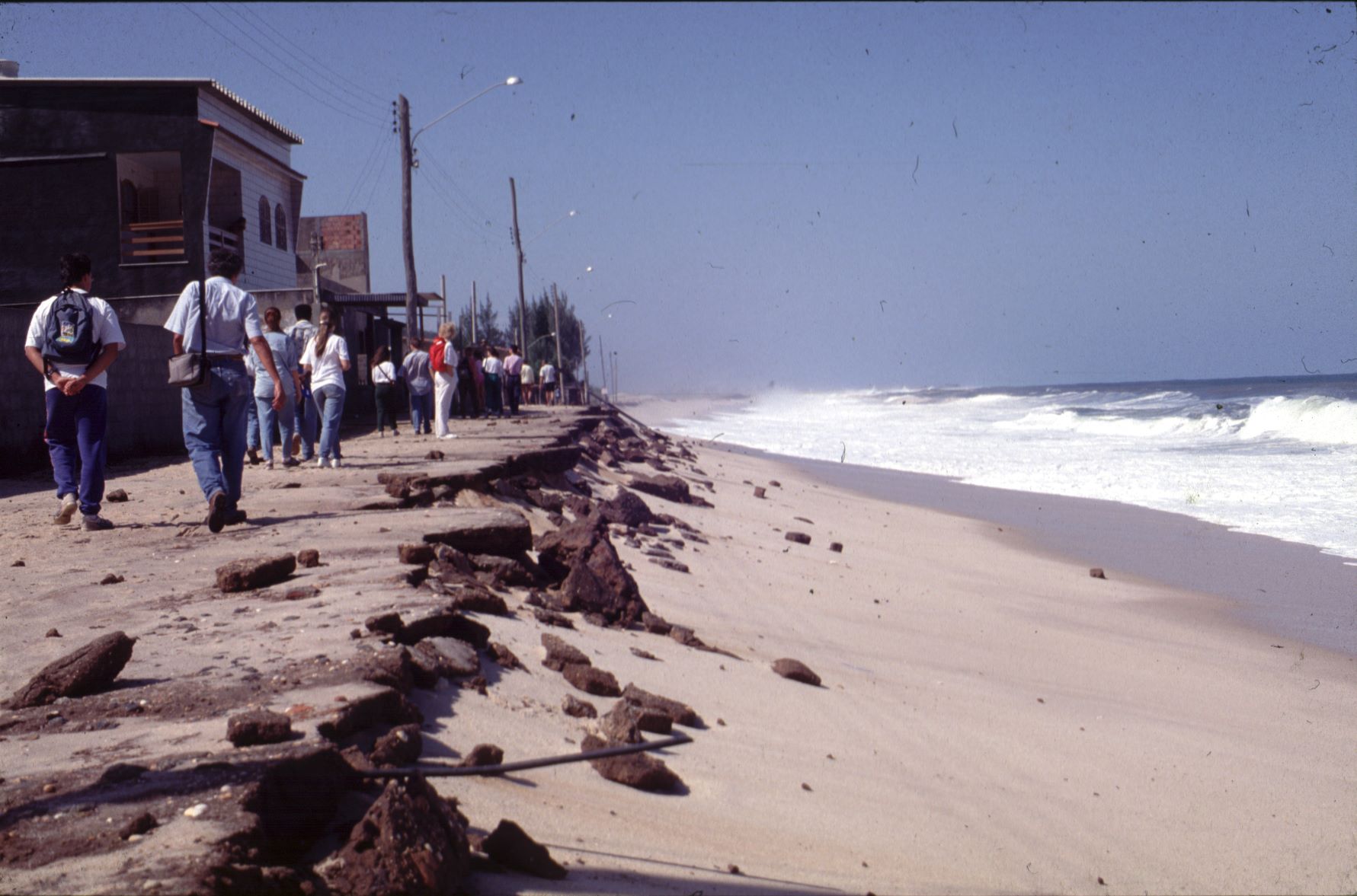 anos causados por ressaca na praia de Itaipuaçu, em Maricá, em 1993: fenômeno cada vez mais frequente no litoral do município (Foto: Maria Augusta Martins)