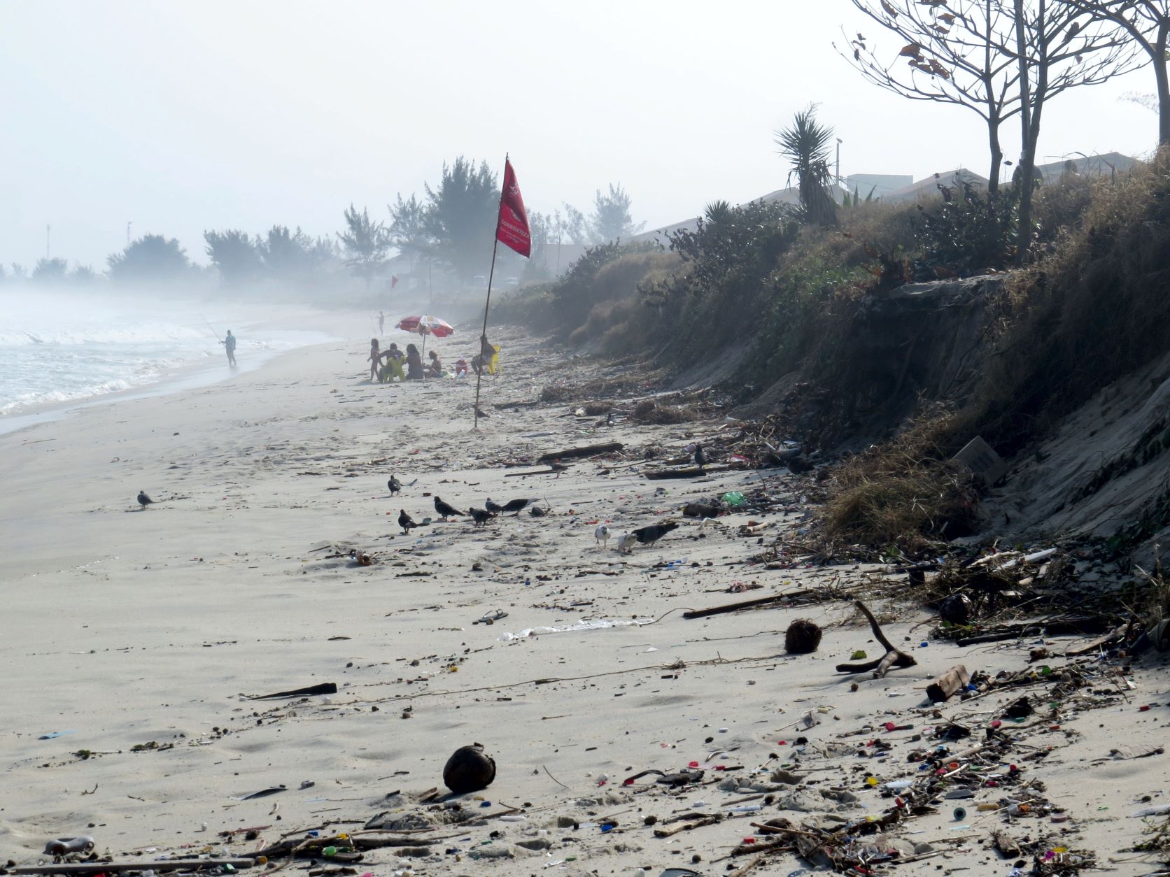 Danos na praia de Ponta Negra, Maricá, perto do empreendimento portuário, após ressaca em 2016: pesquisadores temem impacto da obra em litoral vulnerável (Foto: André Luiz Carvalho da Silva - 2016)