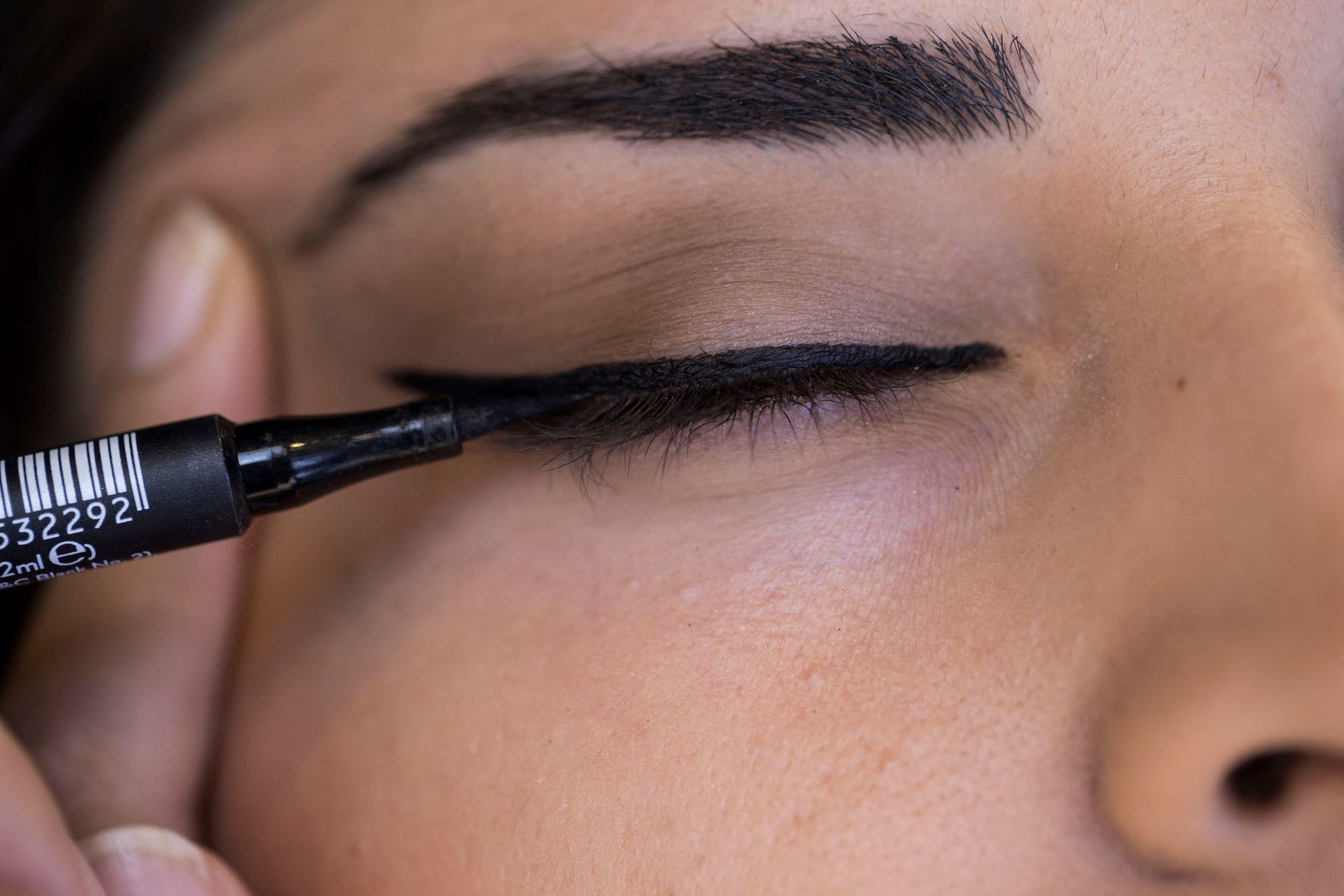 Mulher testa delineador em loja de produtos de beleza: pesquisa aponta uso de substância perigosas para a saúde na fabricação de cosméticos: Binnur Ege Gurun / Anadolu Agency / AFP - 05/09/2018)