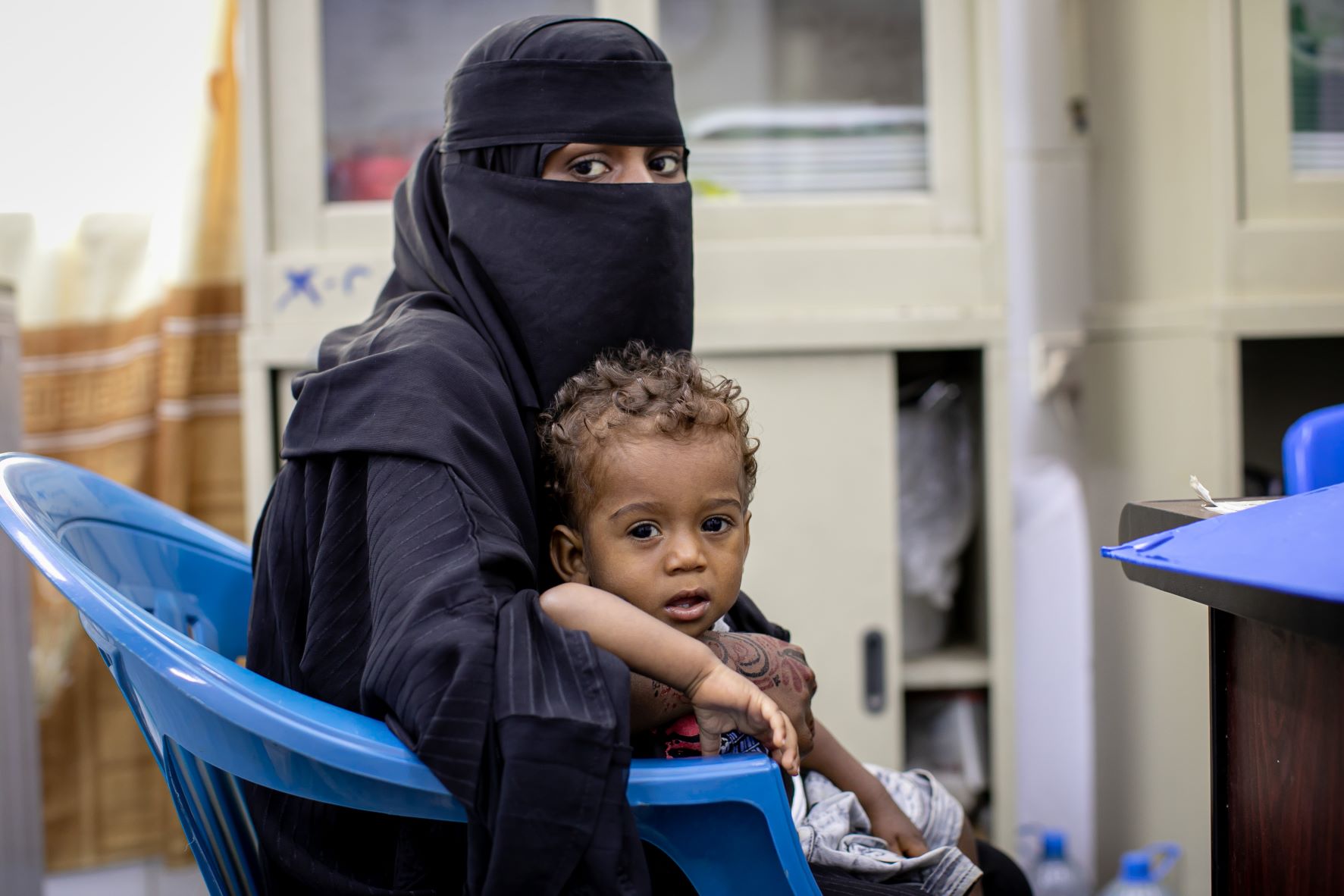 Afraah com Basel na clínica de nutrição apoiada pelo Programa Mundial de Alimentos, em Áden no sul do Iêmen: 'A fome me dá medo' (Foto: PMA/ONU)