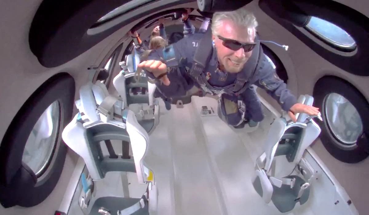 O empresário britânico Richard Branson flutuando em gravidade zero em sua espaçonave UNITY22 no domingo, 11 de julho de 2021. Foto EyePress News via AFP