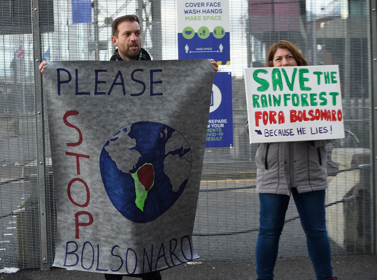 Manifestantes protestam contra a política ambiental do governo Bolsonaro na COP26, em Glasgow. Foto Andy Buchanan/AFP