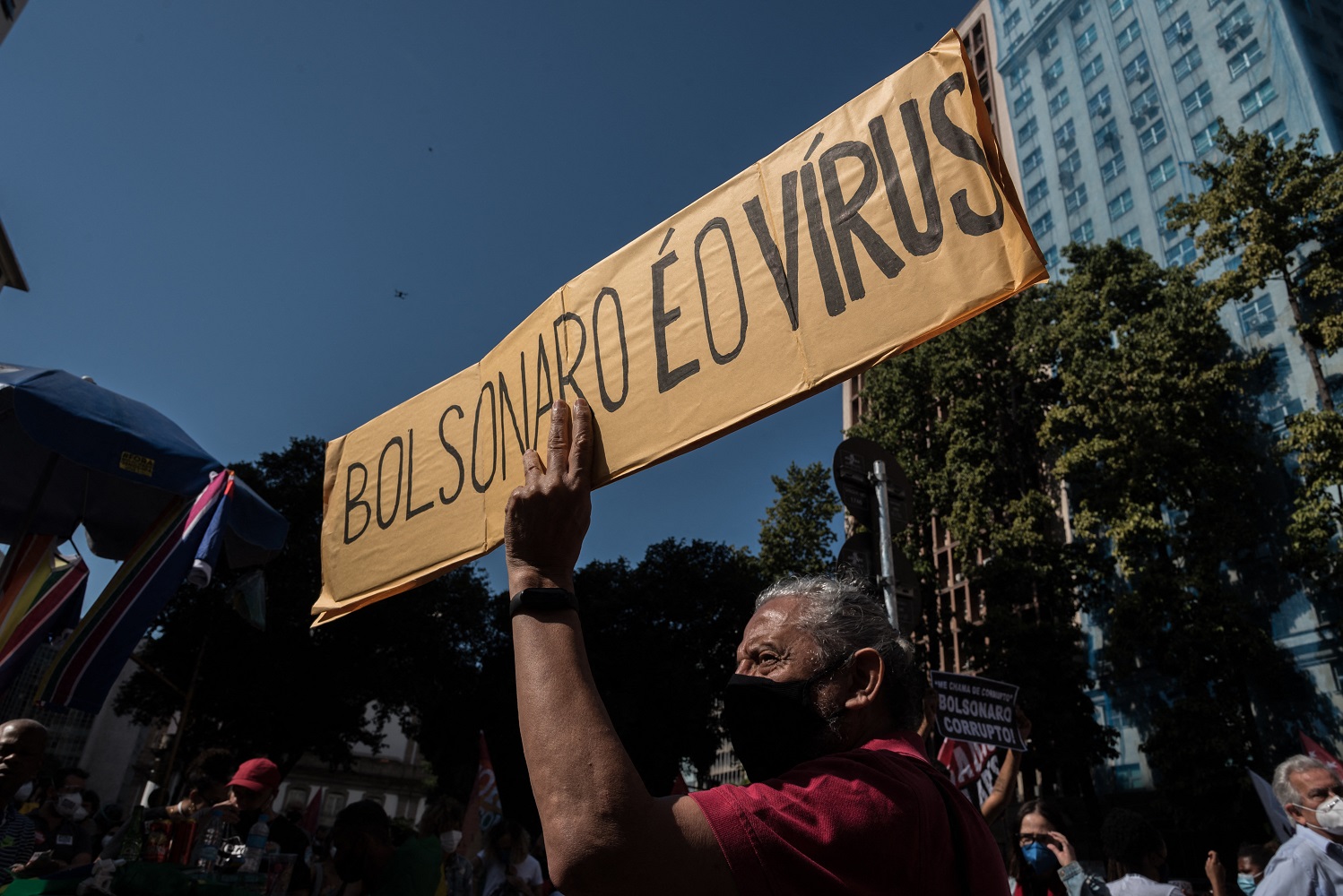 Manifestante exibe cartaz contra o presidente Bolsonaro durante protesto no Rio. Foto Bárbara Dias/AGIF/AFP