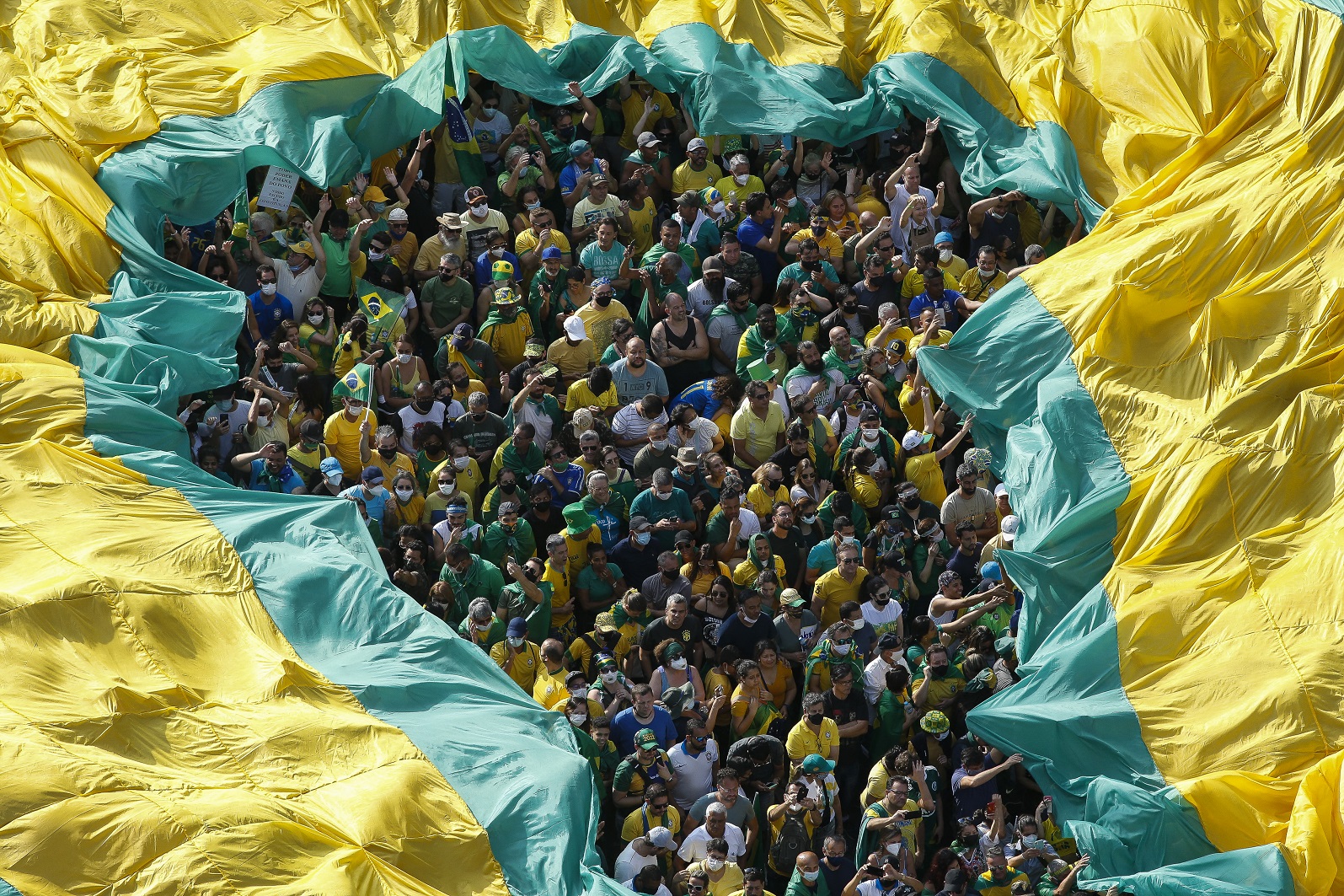 Manifestantes favoráveis ao presidente Bolsonaro se aglomeram na Avenida Paulista, em São Paulo, pedindo o fechamento do STF. Foto Miguel Schincariol (AFP). Setembro/2021