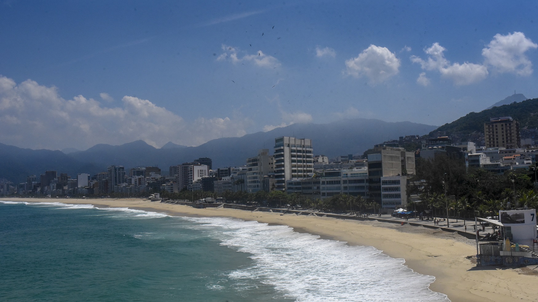 Foto Fabio Teixeira/Anadolu Agency/AFP. Março/2021 Uma inusitada imagem da praia de Ipanema, no Rio, completamente vazia, num sábado de sol, por conta da covid-19. Foto Fabio Teixeira/Anadolu Agency/AFP. Março/2021