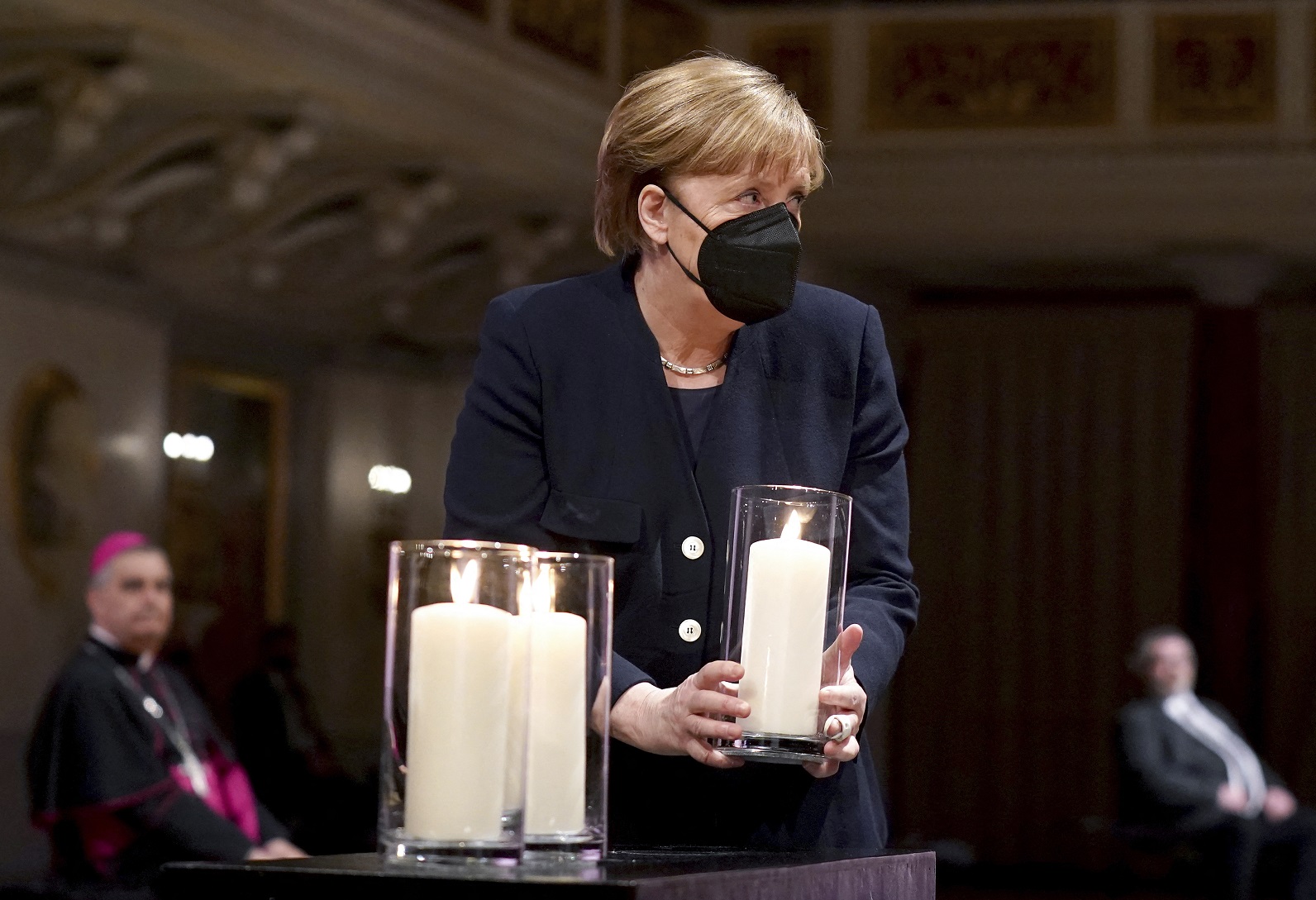 Foto Michael Sohn/Pool/AFP. Abril/2021 A chanceler alemã, Angela Merkel, segura uma vela durante uma cerimônia em homenagem às vítimas da pandemia. Foto Michael Sohn/Pool/AFP. Abril/2021