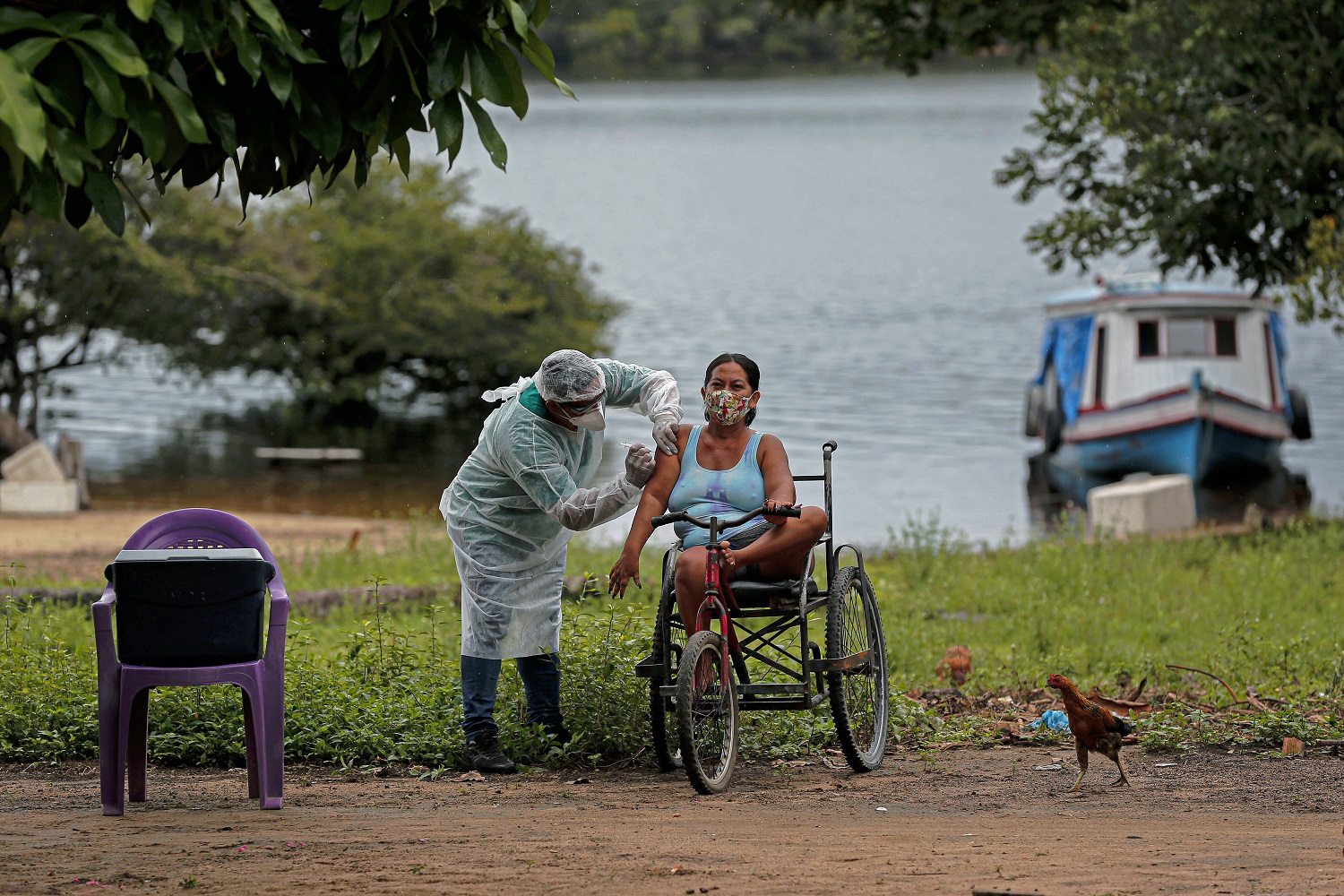 Foto Tarso Sarraf/AFP. Fevereiro/2021 Agente de saúde da Secretaria de Saúde Indígena administra uma segunda dose da vacina contra a covid-19 em uma mulher da aldeia Esperança do Rio Arapiun, no Baixo Amazonas, no Pará. Foto Tarso Sarraf/AFP. Fevereiro/2021