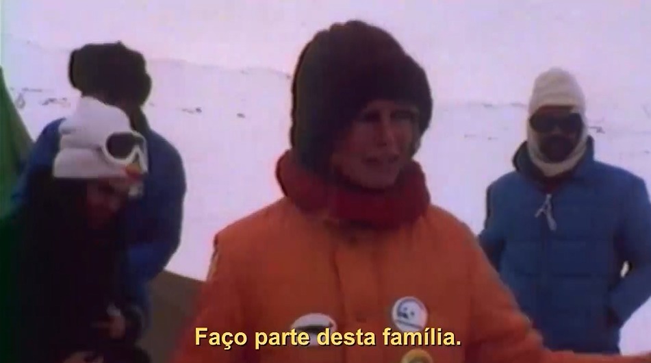 A atriz Brigitte Bardot em visita a base do Greenpeace no Canadá. Frame do filme do Greenpeace