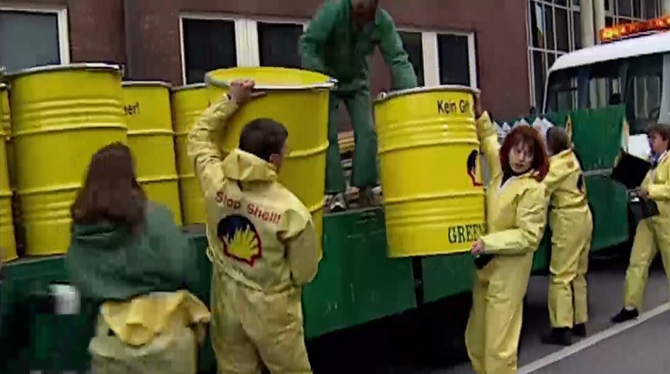 Boicote do Greenpeace contra a Shell. Frame do filme "A história do Greenpeace"