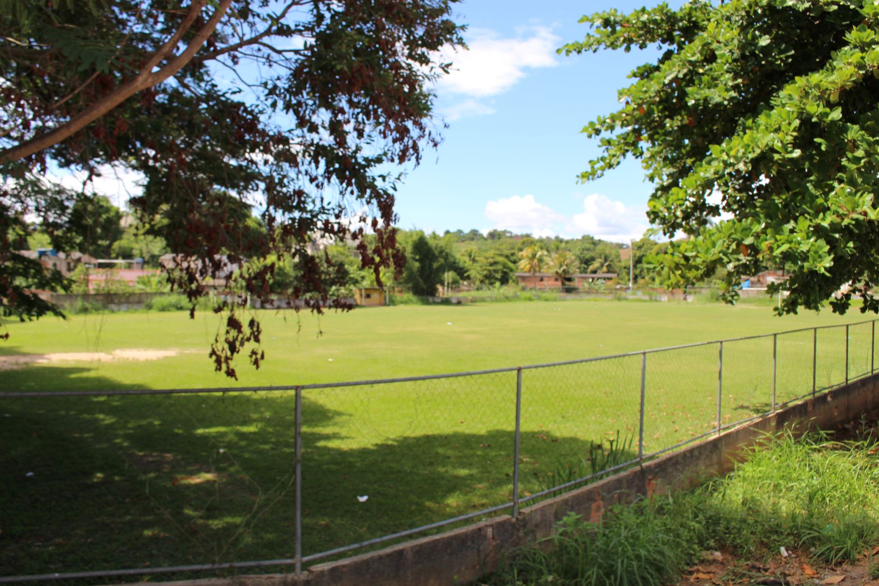 Campo de futebol na área do hoje Hospital Tavares de Macedo: rivalidade entre times de internos nos tempos da colônia de hanseníase (Foto: Yuri Fernandes)