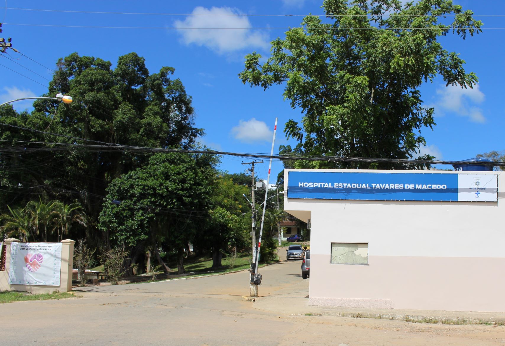 Entrada aberta no hoje Hospital Estadual Tavares de Macedo em Itaboraí: nos tempos de colônia para hansenianos, área tinha portões fechados e muro alto (Foto: Yuri Fernandes)